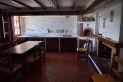 SCHIGNANO AFFITTASI VILLA  A SOLO CON GIARDINO E GARAGE