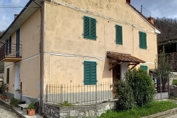 VAIANO COLONICA ANGOLARE DI 140 MQ CON RESEDE E POSTI AUTO