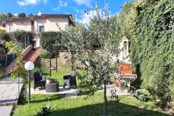 VERNIO VILLA LIBERA 4 LATI CON AMPIO GIARDINO RISTRUTTURATA